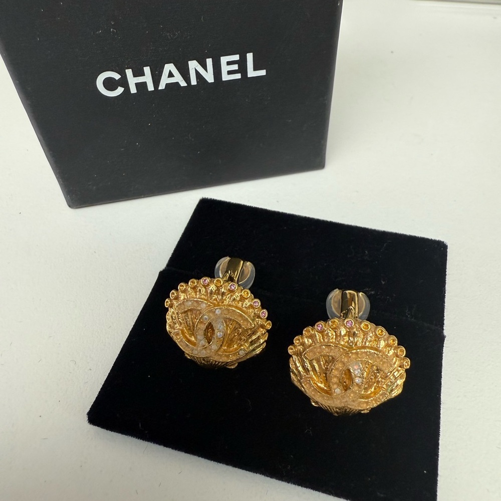 CHANEL Gold Seashell Earrings Clip-On - Picture 2 of 5